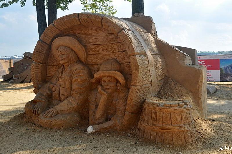 Sand Festival в России: скульптура из песка с бочками и фигурами